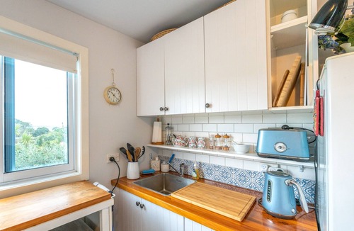 Surfdale Apartment | Quintessential, Romantic Waiheke Experience Close to Everything you Need