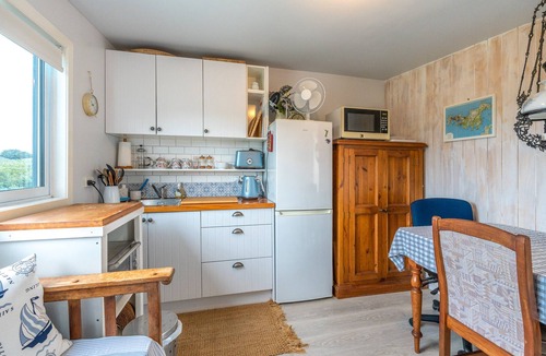 Surfdale Apartment | Quintessential, Romantic Waiheke Experience Close to Everything you Need