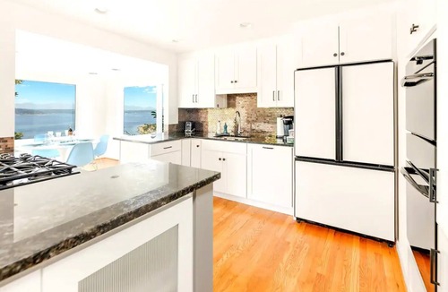 Alki House | Quintessential Seattle Views, Water/Mtns, w HotTub