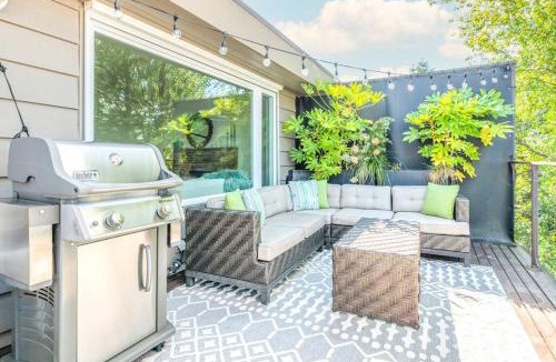 Alki House | Quintessential Seattle Water Views w HotTub