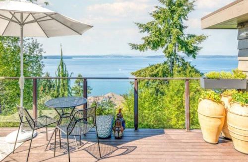 Alki House | Quintessential Seattle Water Views w HotTub