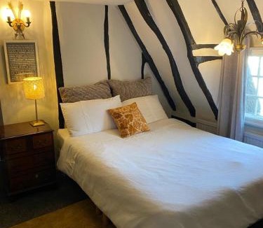 Huntingdon House | Quirky 18th Century Thatched Cottage
