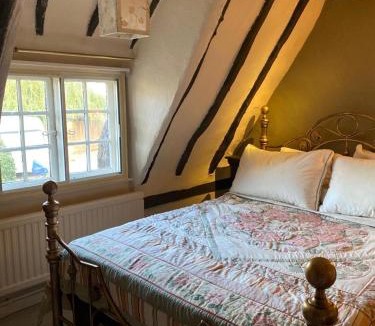 Huntingdon House | Quirky 18th Century Thatched Cottage