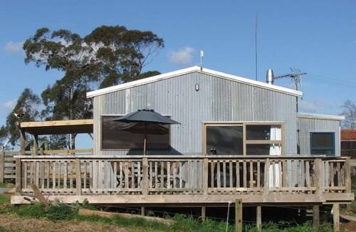 Te Miro Cottage | Quirky and unique converted Woolshed