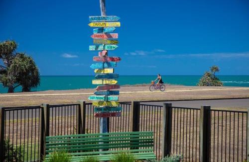 Burnett Heads House | Quirky Black Shack