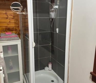 Bathgate Apartment | Quirky Cottage Central Bathgate