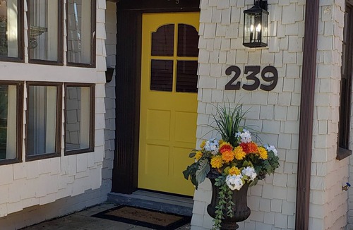 New Iberia House | Quirky historic home, fully renovated! Designer interior! Plush linens! Firepit!