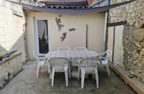 Montauriol House | Quirky rustic cottage perfect for a getaway for 2