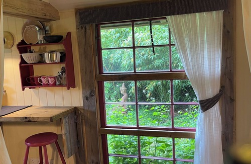 Plumpton Green Cabin | Quirky Self-contained Garden Hut in National Park. Plant-based Meals Service.