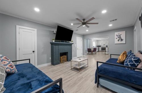 Neartown Apartment | Quirky & Stylish 4BR with Saltwater Pool - Sleeps 14