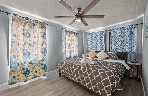 Neartown Apartment | Quirky & Stylish 4BR with Saltwater Pool - Sleeps 14