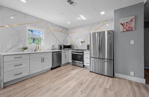 Neartown Apartment | Quirky & Stylish 4BR with Saltwater Pool - Sleeps 14