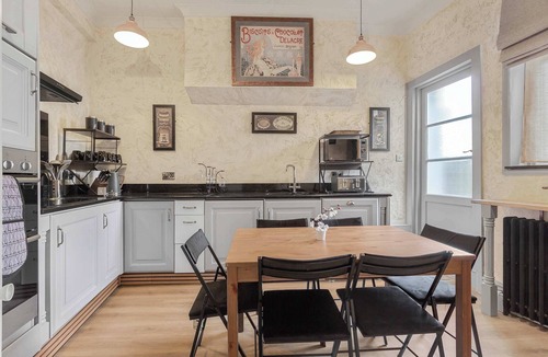 Kemptown Apartment | Quirky & Wonky Inn - 4 BD