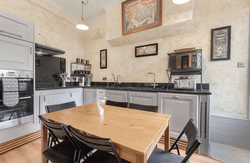 Kemptown Apartment | Quirky & Wonky Inn - 4 BD