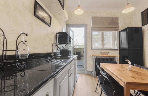 Kemptown Apartment | Quirky & Wonky Inn - 4 BD