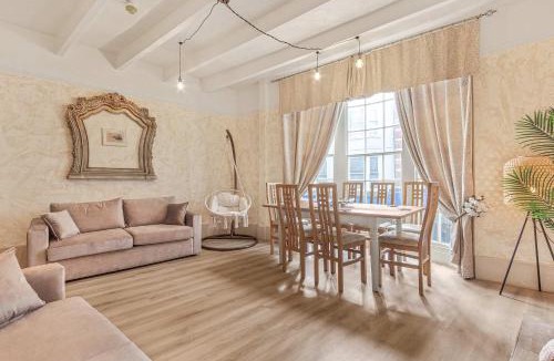 Kemptown Apartment | Quirky & Wonky Inn - 4 BD