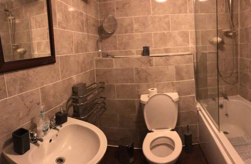 Newcastle-Under-Lyme Apartment | Quite 3 BR Flat With a View - Free Parking