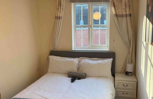 Newcastle-Under-Lyme Apartment | Quite 3 BR Flat With a View - Free Parking