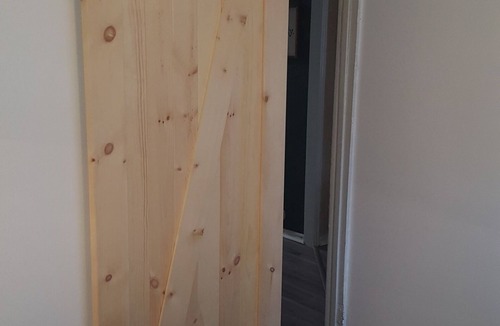 Newmarket House | Quite Aprt. close to everything. Two Parking Spots