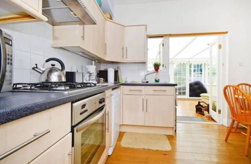Acton Apartment | Quite Garden Flat with parking