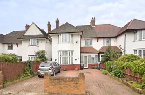 Acton Apartment | Quite Garden Flat with parking