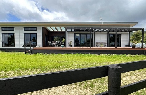 Tararua Forest Park House | Quite Private close to cafes beach river