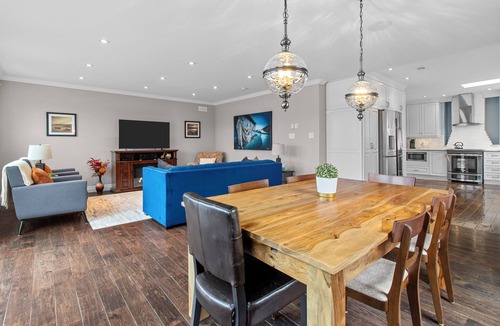 Quidi Vidi House | QV Lake house 5Bd Gym Bar Theatre