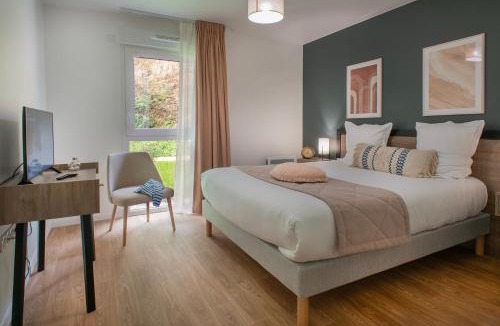 Lehon Apartment | Résidence Services Séniors - Domitys Les Jardins d'Ahna