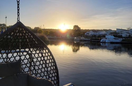 L'Isle-Adam Boat Rental | Rêve flottant pour amoureux balnéo et sauna - La Balzac