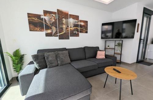 Los Montesinos House | R-58 New Luxury