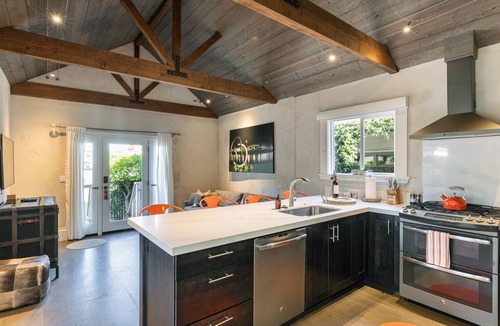 Downtown Napa Bed & Breakfast | R Inn Napa