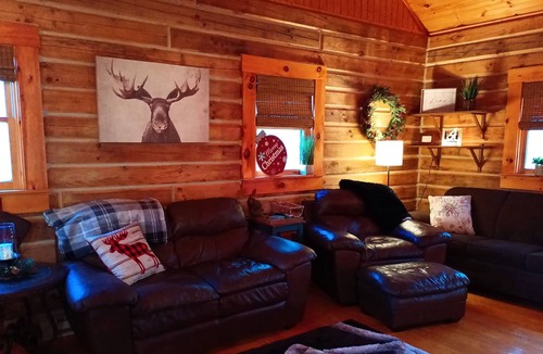 Birdseye Cabin | R&R cabin, bullfrog hot tub w/ gazebo wifi, Patoka Pass, minutes to park entranc