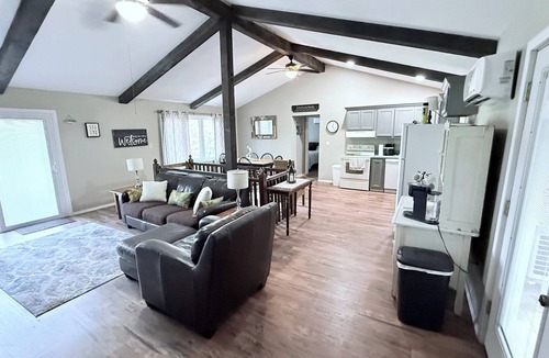 Mammoth Spring House | R&R is a cozy 2-bedroom home in Mammoth Spring with a view of the Spring River!