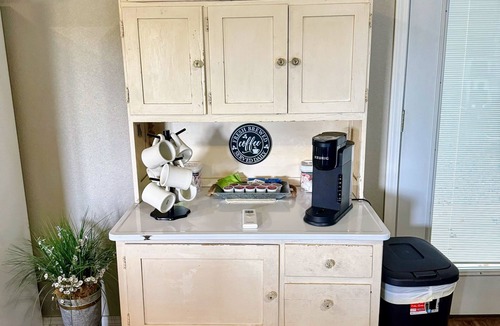 Mammoth Spring House | R&R is a cozy 2-bedroom home in Mammoth Spring with a view of the Spring River!