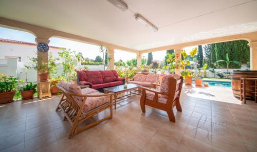 Comarruga Villa | R153 - Espaciosa Villa con Piscina Privada en Coma