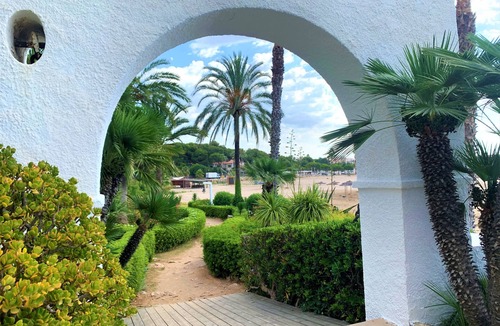 El Roc de Sant Gaieta Villa | R44 Magnificent villa for 12 with large garden and pool 800 m from the beach