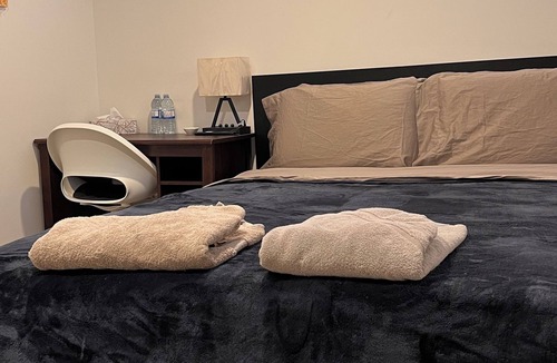 Winnipeg House | R5; 5 Star Private Room Parisan Night 6kms from Airport