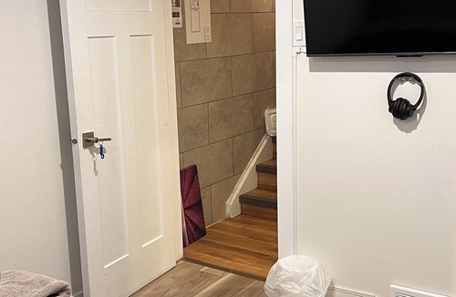 Winnipeg House | R5; 5 Star Private Room Parisan Night 6kms from Airport