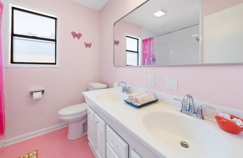Lacy-Lakeview House | Rad, Pink A-Frame 10 min Magnolia + Baylor in Waco, TX