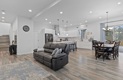 Lakeland South House | Radiant Auburn Retreat