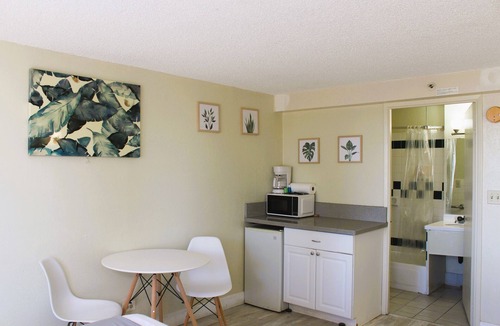 McCully - Moiliili Condo | Radiant Hawaiian Monarch Studio | Pool + Gym