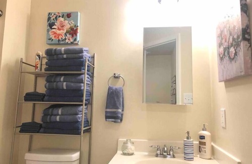 Durham House | ★ Radiant Retreat ★ King Bed ★ Long Term Stays ★