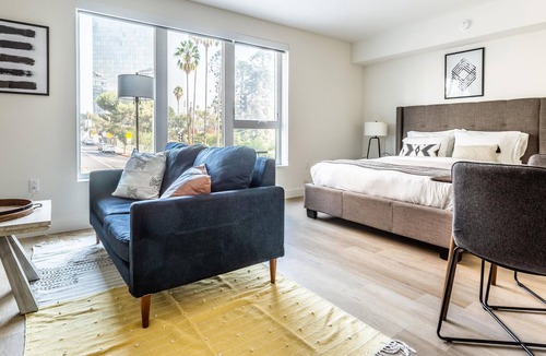 Westlake Apartment | Radiant Studio in Los Angeles with Rooftop Park