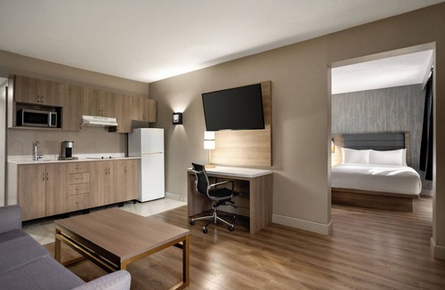 Saint-Laurent Hotel | Radisson Hotel Montreal Airport