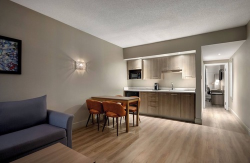 Saint-Laurent Hotel | Radisson Hotel Montreal Airport