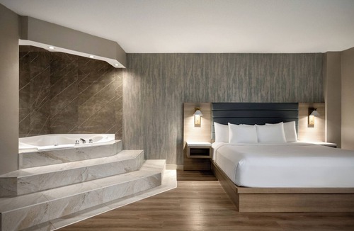 Saint-Laurent Hotel | Radisson Hotel Montreal Airport
