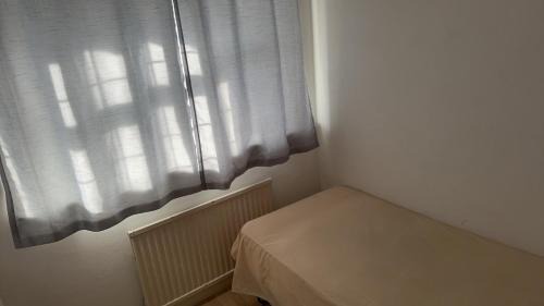 Berrylands Apartment | Raeburn Avenue House