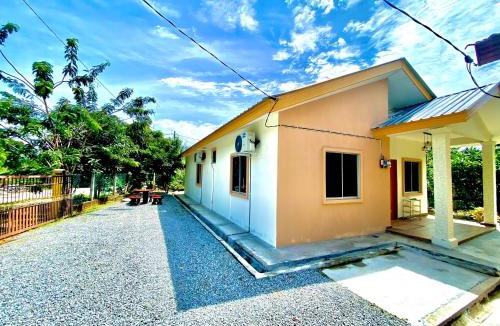 Bukit Rambai House | Raees Homestay