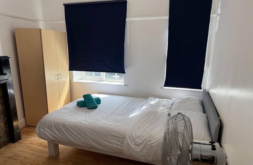Hackney Wick Apartment | Rahal Hackney | Double Room Shared washroom