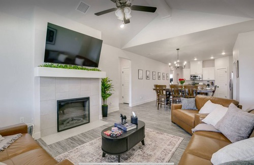 Lubbock Resort | Raider Resort ~ Hot Tub, Arcade, and Luxury for 14 Guests in Red Raider Land